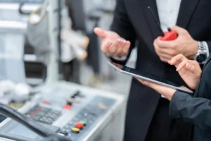 Operatori della Qualità con in mano un tablet pronti ad effettuare un controllo Qualità in un contesto aziendale